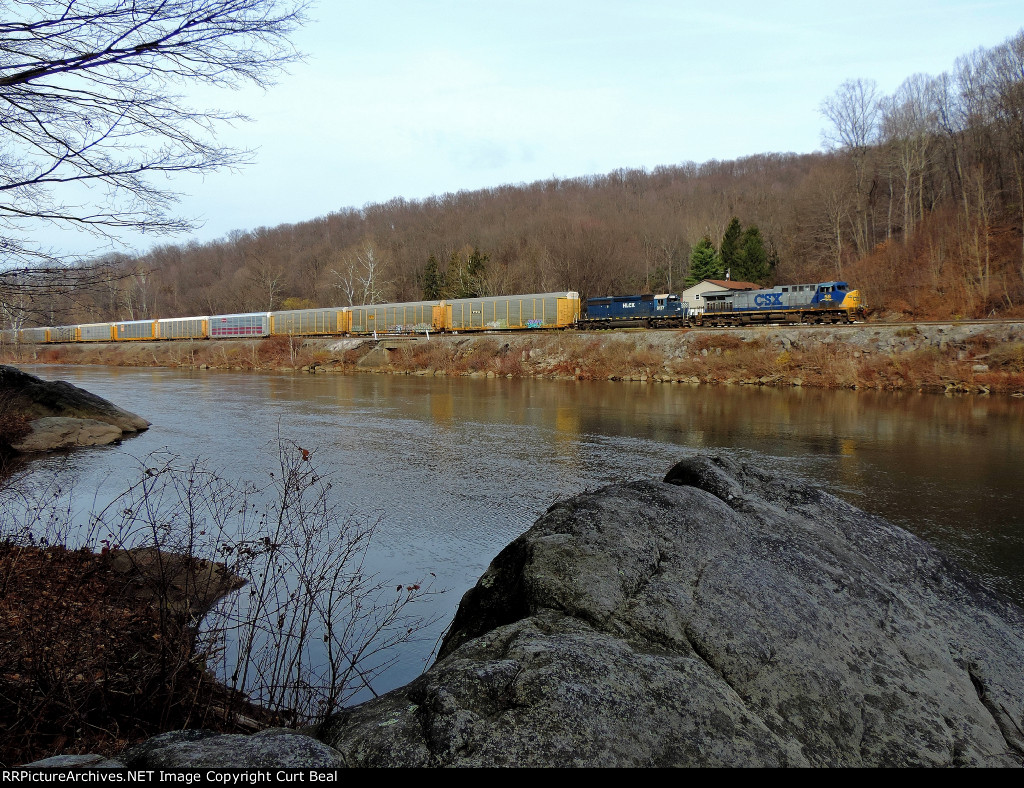 CSX 58 and HLCX 8137